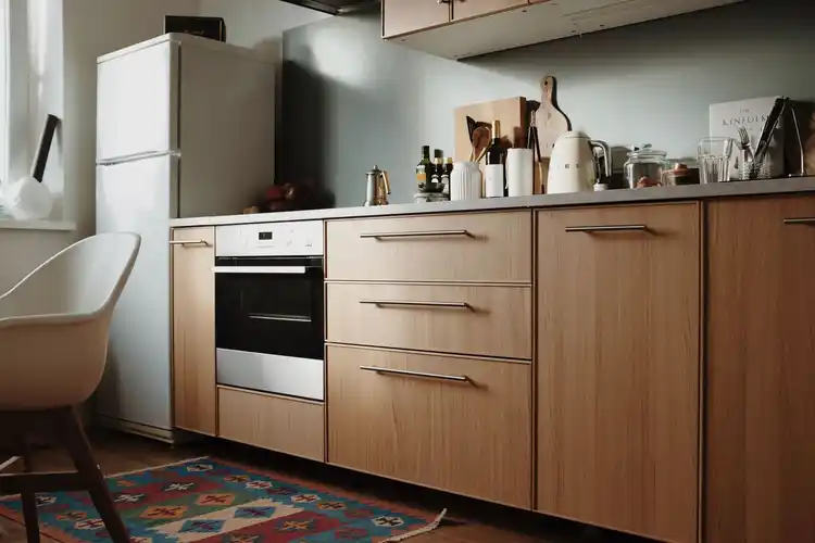 Ahşap kapaklı mutfak dolapları